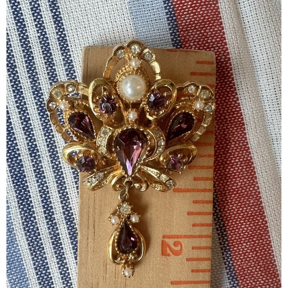 VTG Statement Brooch Pin 2 3/8" Purple Clear Rhinestones Faux Pearl Gold Plated - Picture 12 of 12